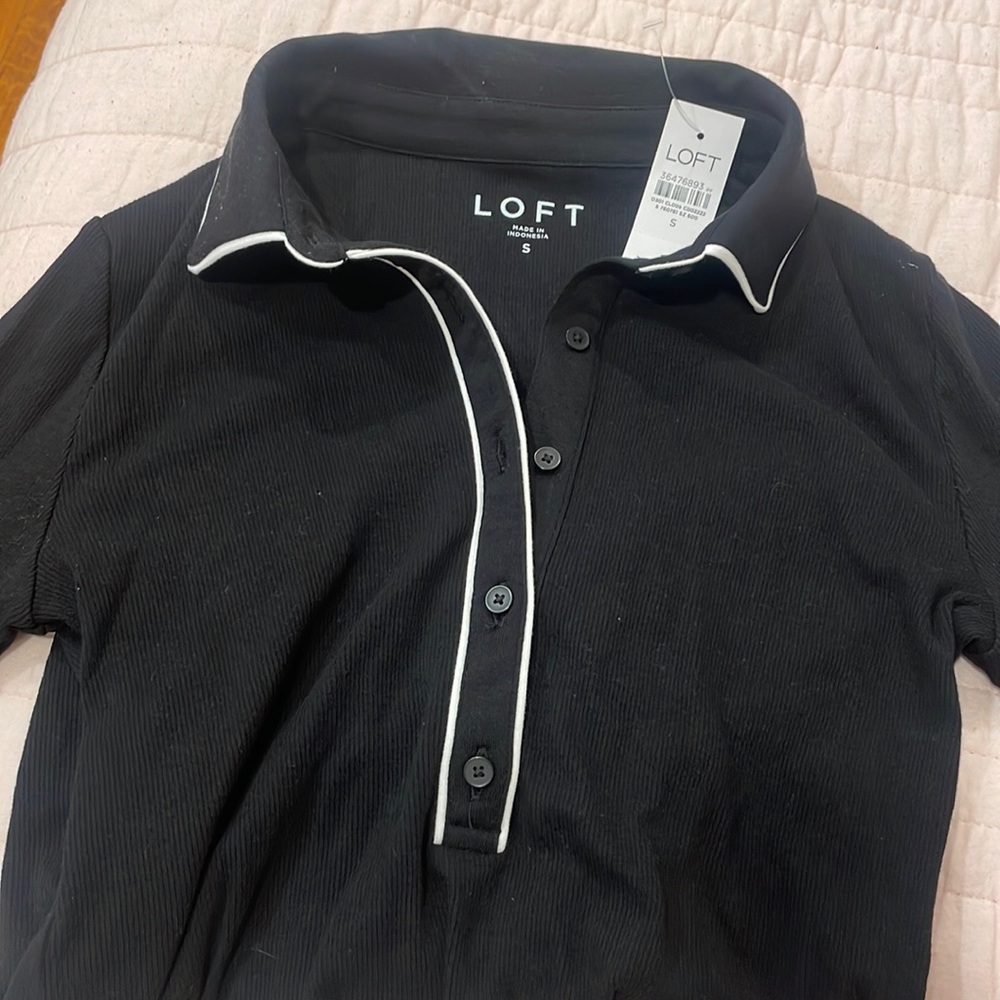 Loft 3 quarter sleeve ribbed polo with white piping detail.